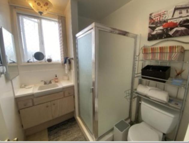 In Beverly Hills -room For 1 Female -walk To Shopping And Restaurants